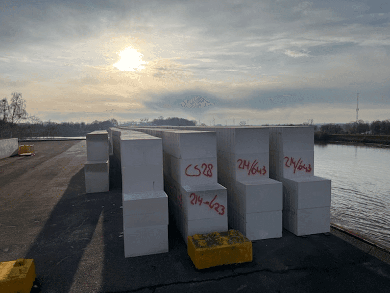 celbetonblokken op kade Xella