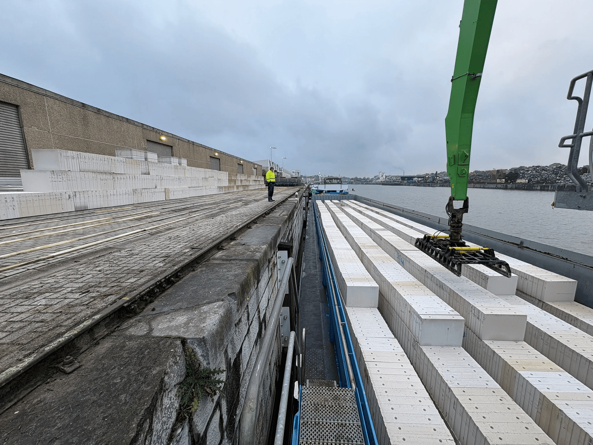 lossen schip Xella 2